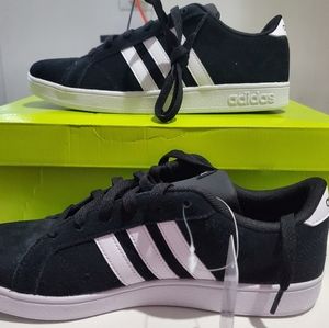 NWT Adidas Sneakers !
